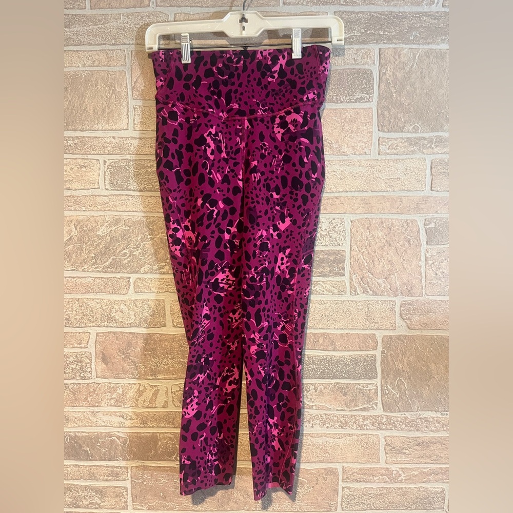 Lululemon base pace, high-rise leggings cheetah print, magenta pink size 6